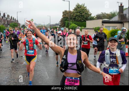 Édimbourg, Royaume-Uni. Dimanche 26 mai 2024 Édimbourg, Écosse : Édimbourg Full Marathon 2024. Les coureurs participent au Full Edinburgh Marathon sous la pluie. Crédit : Andrew O'Brien/Alamy Live News Banque D'Images