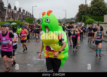 Édimbourg, Royaume-Uni. Dimanche 26 mai 2024 Édimbourg, Écosse : Édimbourg Full Marathon 2024. Les coureurs participent au Full Edinburgh Marathon sous la pluie. Crédit : Andrew O'Brien/Alamy Live News Banque D'Images