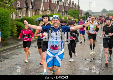 Édimbourg, Royaume-Uni. Dimanche 26 mai 2024 Édimbourg, Écosse : Édimbourg Full Marathon 2024. Les coureurs participent au Full Edinburgh Marathon sous la pluie. Crédit : Andrew O'Brien/Alamy Live News Banque D'Images