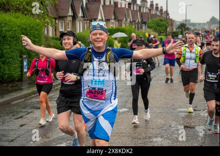 Édimbourg, Royaume-Uni. Dimanche 26 mai 2024 Édimbourg, Écosse : Édimbourg Full Marathon 2024. Les coureurs participent au Full Edinburgh Marathon sous la pluie. Crédit : Andrew O'Brien/Alamy Live News Banque D'Images