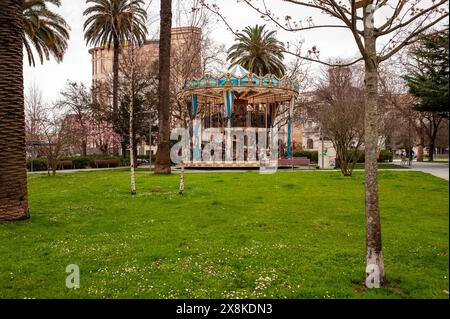 Un carrousel dans un parc Santander. Banque D'Images