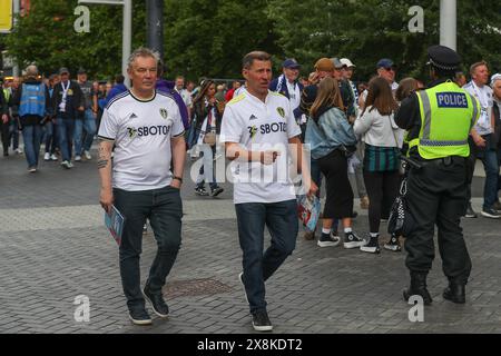 Les fans de Leeds arrivent à Wembley pendant le match final du Sky Bet Championship Play-Off Leeds United vs Southampton au stade de Wembley, Londres, Royaume-Uni, le 26 mai 2024 (photo de Gareth Evans/News images) Banque D'Images