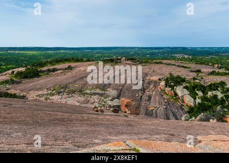 Vue sur le dôme en granit rose du parc national Enchanted Rock Banque D'Images