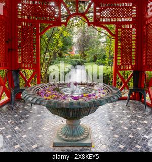 Marrakech, Maroc - 24 mars 2024 : fontaine et gazebo rouge au coeur du jardin Anima à Marrakech Banque D'Images