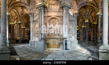 Avila, Espagne - 8 avril 2024 : panorama intérieur de la cathédrale d'Avila Banque D'Images