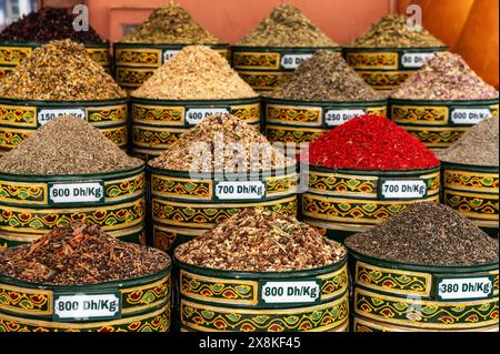 Marrakech, Maroc - 23 mars 2024 : vue rapprochée de tonneaux remplis de mélanges exotiques pour tisanes sur le marché de l'ancienne médina au centre-ville de Marr Banque D'Images