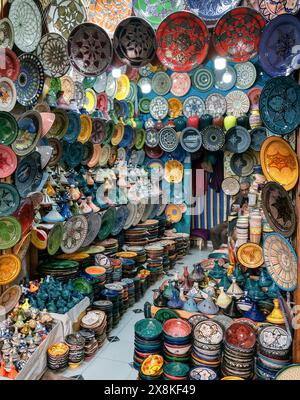 Marrakech, Maroc - 23 mars 2024 : vue d'un petit étal de marché vendant des poteries marocaines typiques dans le souk de la médina de Marrakech Banque D'Images