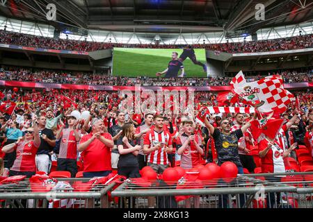 Londres, Royaume-Uni. 26 mai 2024. Les fans de Southampton arborent des drapeaux lors de la finale des Play-Off du Leeds United FC v Southampton FC SKY Bet EFL Championship au stade de Wembley, Londres, Angleterre, Royaume-Uni le 26 mai 2024 crédit : Every second Media/Alamy Live News Banque D'Images
