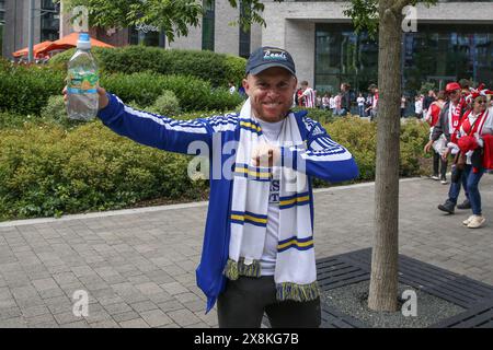 Londres, Royaume-Uni. 26 mai 2024. Les fans de Leeds arrivent à Wembley lors du match final du Sky Bet Championship Play-Off Leeds United vs Southampton au stade de Wembley, Londres, Royaume-Uni, le 26 mai 2024 (photo par Gareth Evans/News images) à Londres, Royaume-Uni le 26/05/2024. (Photo de Gareth Evans/News images/SIPA USA) crédit : SIPA USA/Alamy Live News Banque D'Images