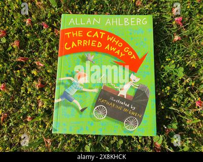 Livre pour enfants The Cat Who Got Carried Away d'Allan Ahlberg illustré par Katharine McEwen dans un jardin Banque D'Images