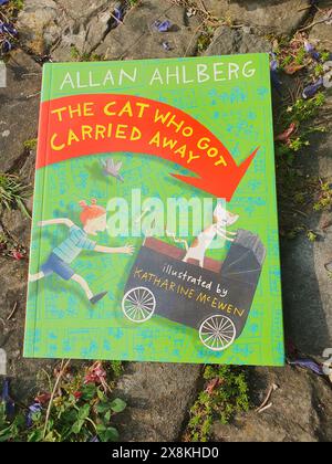 Livre pour enfants The Cat Who Got Carried Away d'Allan Ahlberg illustré par Katharine McEwen dans un jardin Banque D'Images