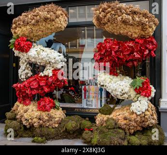 Exposition florale à l'extérieur du magasin Kings Road Chelsea de Penhaligon, mêlant beauté naturelle et commerciale. Chelsea en fleurs 2024 Banque D'Images