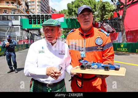 Monaco, Monte Carlo. 26 mai 2024. Jackie Stewart (GBR) avec un marshal. 26.05.2024. Championnat du monde de formule 1, Rd 8, Grand Prix de Monaco, Monte Carlo, Monaco, jour de la course. Le crédit photo devrait se lire : XPB/Alamy Live News. Banque D'Images