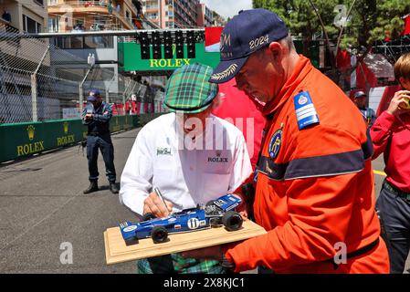 Monaco, Monte Carlo. 26 mai 2024. Jackie Stewart (GBR) avec un marshal. 26.05.2024. Championnat du monde de formule 1, Rd 8, Grand Prix de Monaco, Monte Carlo, Monaco, jour de la course. Le crédit photo devrait se lire : XPB/Alamy Live News. Banque D'Images