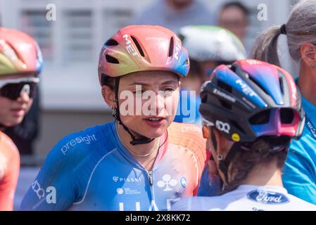 Chiara Consonni de l'UAE Team ADQ, chaude, après avoir participé à la course cycliste RideLondon classique Women's WorldTour 2024, étape deux à Maldon, Essex, Royaume-Uni Banque D'Images