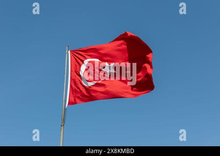 Drapeau de Turkiye. Drapeau national composé d'un fond rouge avec une étoile blanche centrale et un croissant. Banque D'Images