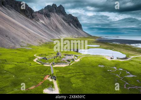 Vue aérienne du village viking islandais abandonné sur la nature sauvage près de la montagne Vestrahorn pendant l'été à la péninsule de Stokksnes, Islande Banque D'Images