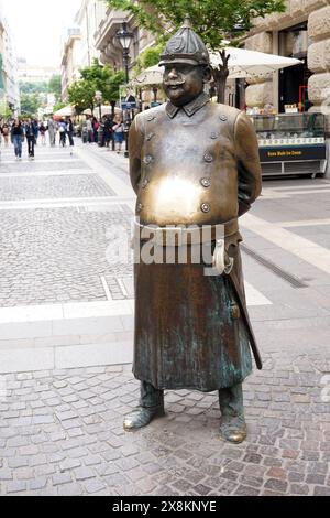 Statue du policier en temps de paix, rue Zrínyi, Budapest, Hongrie Banque D'Images