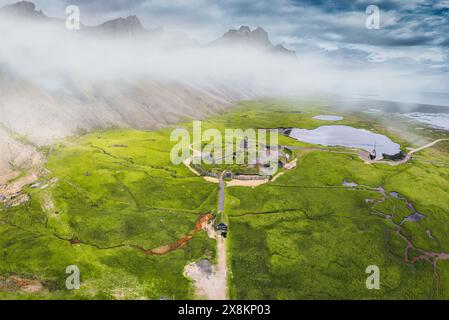 Vue aérienne du village viking islandais abandonné sur la nature sauvage près de la montagne Vestrahorn pendant l'été à la péninsule de Stokksnes, Islande Banque D'Images