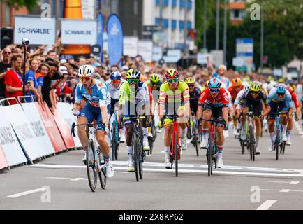 Cologne, Allemagne. 26 mai 2024. Le vainqueur de la course cycliste 'Rund um Köln' Casper Van Uden (avant) des pays-Bas de Team dsm-firmenich PostNL sprints sur la ligne d'arrivée devant Biniam Girmay de l'Erythrée de Team Intermarché-Wanty. Crédit : Thomas Banneyer/dpa/Alamy Live News Banque D'Images