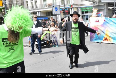 Berlin, Allemagne. 26 mai 2024. Rabbi Yehuda Teichtal, président de la communauté juive Chabad Berlin, danse au défilé Lag Baomer. Crédit : Paul Zinken/dpa/Alamy Live News Banque D'Images