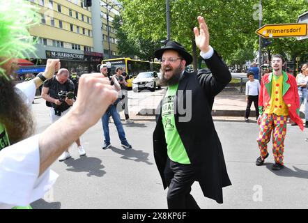 Berlin, Allemagne. 26 mai 2024. Rabbi Yehuda Teichtal, président de la communauté juive Chabad Berlin, danse au défilé Lag Baomer. Crédit : Paul Zinken/dpa/Alamy Live News Banque D'Images