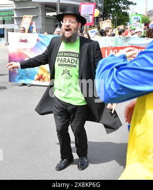 Berlin, Allemagne. 26 mai 2024. Rabbi Yehuda Teichtal, président de la communauté juive Chabad Berlin, danse au défilé Lag Baomer. Crédit : Paul Zinken/dpa/Alamy Live News Banque D'Images