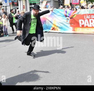 Berlin, Allemagne. 26 mai 2024. Rabbi Yehuda Teichtal, président de la communauté juive Chabad Berlin, danse au défilé Lag Baomer. Crédit : Paul Zinken/dpa/Alamy Live News Banque D'Images