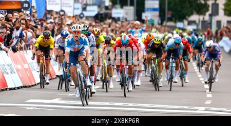 Cologne, Allemagne. 26 mai 2024. Le vainqueur de la course cycliste 'Rund um Köln' Casper Van Uden (avant) des pays-Bas de Team dsm-firmenich PostNL sprints sur la ligne d'arrivée devant Biniam Girmay de l'Erythrée de Team Intermarché-Wanty. Crédit : Thomas Banneyer/dpa/Alamy Live News Banque D'Images