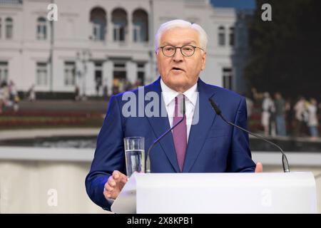 Bundespraesident Frank-Walter STEINMEIER mi., haelt Seine Rede zum Jubilaeum, Am Rednerpult, Portrait, Portraet. Beim Fest der Demokratie zum Jubilaeum 75 Jahre Grundgesetz der Bundesrepublik Deutschland in Bonn, im Park der Villa Hammerschmidt, AM 25.05.2024. *** Le président fédéral Frank Walter STEINMEIER mi , tient son discours à l'occasion de l'anniversaire, au pupitre, portrait, portrait à la célébration de la démocratie à l'occasion du 75ème anniversaire de la Loi fondamentale de la République fédérale d'Allemagne à Bonn, dans le parc de la Villa Hammerschmidt, le 25 05 2024 Banque D'Images