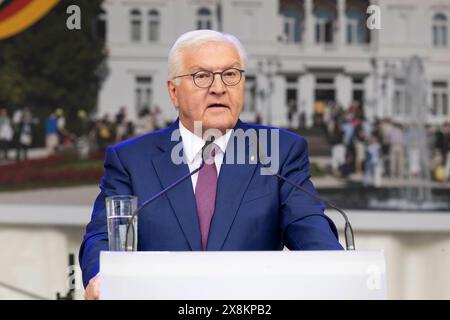 Bundespraesident Frank-Walter STEINMEIER mi., haelt Seine Rede zum Jubilaeum, Am Rednerpult, Portrait, Portraet. Beim Fest der Demokratie zum Jubilaeum 75 Jahre Grundgesetz der Bundesrepublik Deutschland in Bonn, im Park der Villa Hammerschmidt, AM 25.05.2024. *** Le président fédéral Frank Walter STEINMEIER mi , tient son discours à l'occasion de l'anniversaire, au pupitre, portrait, portrait à la célébration de la démocratie à l'occasion du 75ème anniversaire de la Loi fondamentale de la République fédérale d'Allemagne à Bonn, dans le parc de la Villa Hammerschmidt, le 25 05 2024 Banque D'Images