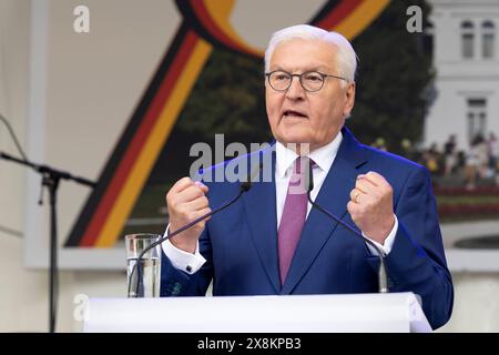 Bundespraesident Frank-Walter STEINMEIER mi., haelt Seine Rede zum Jubilaeum, Am Rednerpult, Portrait, Portraet. Mit geballten Faeusten. Geste. Beim Fest der Demokratie zum Jubilaeum 75 Jahre Grundgesetz der Bundesrepublik Deutschland in Bonn, im Park der Villa Hammerschmidt, AM 25.05.2024. *** Le président fédéral Frank Walter STEINMEIER mi , tient son discours sur l'anniversaire, au pupitre, portrait, portrait avec poings serrés geste à la célébration de la démocratie à l'occasion du 75ème anniversaire de la Loi fondamentale de la République fédérale d'Allemagne à Bonn, dans le parc de Villa Ham Banque D'Images