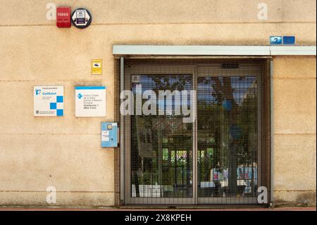 Viladecans, Barcelone, Espagne-26 mai 2024 : Centre médical espagnol avec porte fermée et panneaux d'information sur le mur extérieur. Au-dessus de la porte toi Banque D'Images