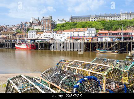 Whitby Yorkshire Whitby Harbour avec de petits bateaux de pêche dans le port et le quai Whitby North Yorkshire Angleterre UK GB Europe Banque D'Images