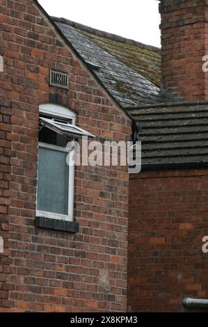 Wharf Road, Kings Norton, Birmingham, le 26 mai 2024 - Une présence policière devant une maison sur Wharf Road dans la région de Kings Norton à Birmingham après un incendie de maison a conduit deux enfants âgés de 3 et 5 ans à être sauvés et emmenés à l'hôpital. Une femme de 32 ans et un homme de 37 ans ont été arrêtés parce qu'ils étaient soupçonnés de négligence envers un enfant. DÉCLARATION DE LA POLICE DES WEST MIDLANDS : «nous avons arrêté deux personnes suite à un incendie à une adresse à Birmingham hier (25 mai). « Nous avons été appelés par les pompiers juste après 4 heures. Crédit : arrêtez Press Media/Alamy Live News Banque D'Images