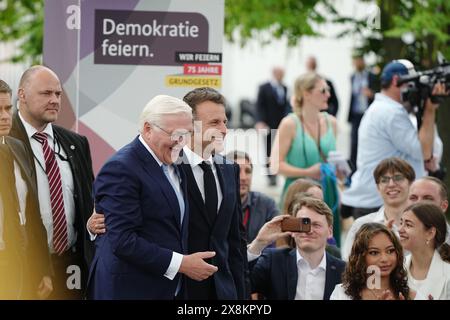 26 mai 2024, Berlín ; : les présidents de la France et de l'Allemagne, Emmanuel Macron et Frank-Walter Steinmeier, visitent un événement du soi-disant "Festival de la démocratie", qui commémore le 75e anniversaire de la Loi fondamentale (Constitution). Le président français et son épouse effectuent une visite d'État de trois jours en Allemagne à l'invitation de son homologue allemand. Photo : Kay Nietfeld/dpa Banque D'Images