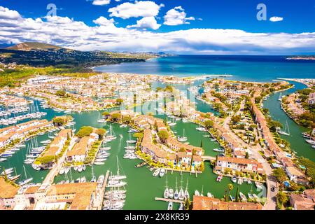 Pittoresque Port Grimaud village de plaisance vue aérienne de la marina, archipel de la côte d'Azur Banque D'Images