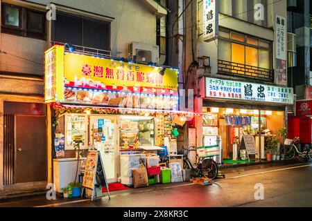 Restaurant chinois et japonais Izakaya, (bar avec de la nourriture), l'un à côté de l'autre à Otsuka, Tokyo. Nuit avec dîners illuminés. Banque D'Images