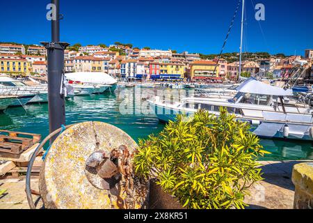 Ville côtière idyllique de Cassis sur la côte d'Azur vue sur le front de mer, sud de la France Banque D'Images