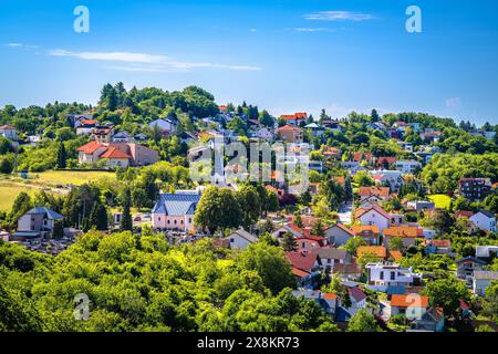 Zone verte de Zagreb. Église à Sestine sur une colline verte au-dessus de la capitale croate Zagreb, Croatie Banque D'Images