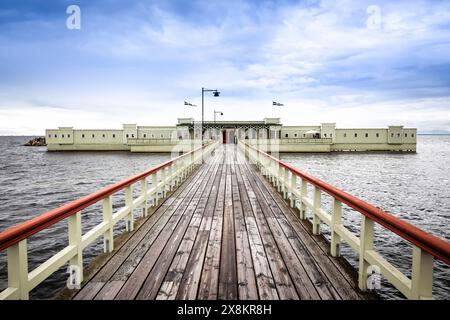 Ribersborgs Kallbadhus bain en plein air à Malmo Oresund vue sur le canal, sud de la Suède Banque D'Images