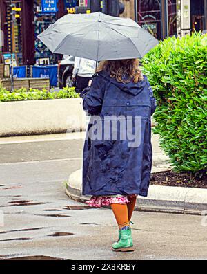 Glasgow, Écosse, Royaume-Uni. 26 mai, 2024 : Météo britannique : jour humide comme les habitants et les touristes dans la ville marchaient sur george Square le style mile à l'heure du déjeuner. Crédit Gerard Ferry/Alamy Live News Banque D'Images