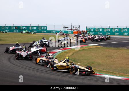 Shanghai. 26 mai 2024. Les pilotes participent au championnat du monde FIA de formule E de Shanghai E E E E E E E course à Shanghai, dans l'est de la Chine, le 26 mai 2024. Crédit : Qian Jun/Xinhua/Alamy Live News Banque D'Images