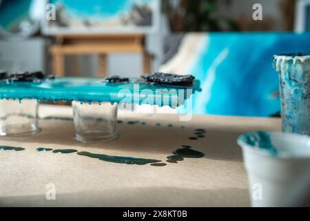 La peinture finie sèche après avoir été versée avec la résine époxy gros plan , technique d'art liquide. Art déco Banque D'Images