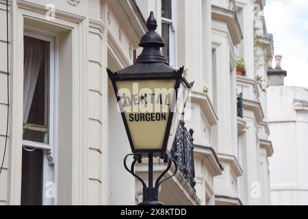 Londres, Royaume-Uni. 24 mai 2024. Signe de chirurgien dentiste dans le centre de Londres. Crédit : Vuk Valcic / Alamy Banque D'Images