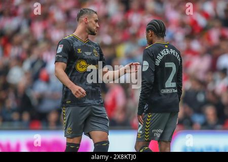 Londres, Royaume-Uni. 26 mai 2024. Taylor Harwood-Bellis de Southampton parle à Kyle Walker-Peters de Southampton lors du match final du Sky Bet Championship Leeds United vs Southampton au stade de Wembley, Londres, Royaume-Uni, 26 mai 2024 (photo par Gareth Evans/News images) à Londres, Royaume-Uni le 26/05/2024. (Photo de Gareth Evans/News images/SIPA USA) crédit : SIPA USA/Alamy Live News Banque D'Images