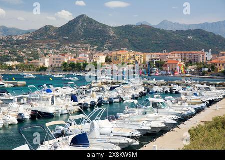 L’Ile-Rousse, haute-Corse, Corse, France. Vue sur la marina bondée de la ville, les contreforts verdoyants de la région de Balagne en arrière-plan. Banque D'Images