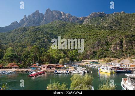 Porto, Corse-du-Sud, Corse, France. Vue matinale sur la rivière Porto jusqu'aux hautes falaises de granit de Capo d'Orto. Banque D'Images