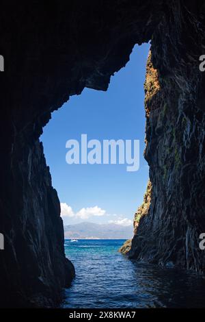 Piana, Corse-du-Sud, Corse, France. Entrée de grotte sous la forme d'une carte de la Corse dans le golfe de Porto classé au patrimoine mondial de l'UNESCO en dessous de Capo Rosso. Banque D'Images