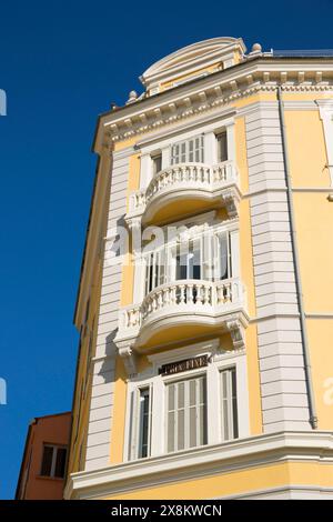 Ajaccio, Corse-du-Sud, Corse, France. Façade ornementale d'un manoir coloré surplombant le Boulevard du Roi Jérôme. Banque D'Images